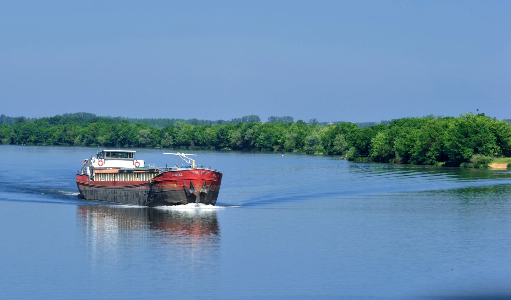 Péniche naviguant sur un fleuve