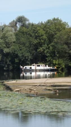 Bateau de plaisance sur une réivière