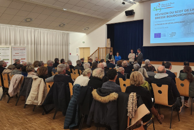 50 élus de dos assis devant un écran