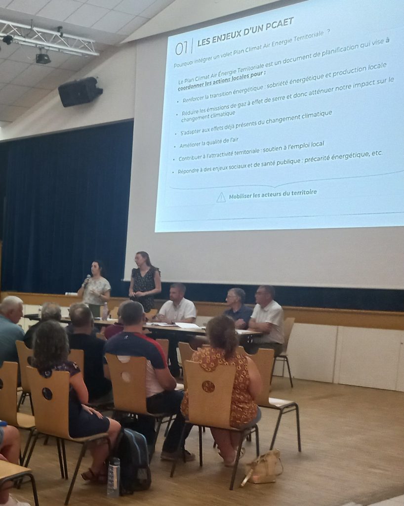 Des personnes assises devant un écran